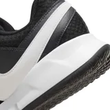 Championes Nike Court Lite 4, color negro con detalles en blanco. Diseño deportivo con paneles de malla y cuero sintético, ideal para uso diario o entrenamiento.