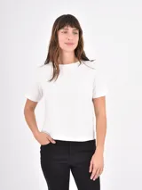 Remera básica de cuello redondo y manga corta, confeccionada en algodón color crema, con corte recto y ajuste cómodo.