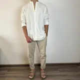 Camisa negra de lino de manga larga con cuello mao y corte oversize.