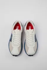 Championes Camper modelo Path.944, con diseño urbano en tonos beige, azul y marino, suela gruesa azul y cierre con cordones.
