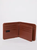 Billetera plegable de cuero color marrón, con diseño minimalista y logo de la marca grabado en la esquina inferior derecha.