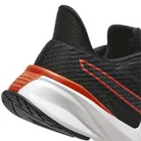 Championes Puma Pwr Frame Tr, de color negro con detalles en rojo y suela blanca.