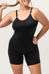 Mono modelador color piel, confeccionado en lycra, con breteles elásticos regulables y nivel de contención medio.