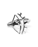 Pulsera rígida plateada con detalle de ojo.