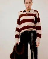Jersey de punto a rayas horizontales marrones y beige, con cuello polo y cierre frontal de botones.