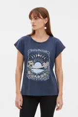 Remera azul marino de manga corta holgada con cuello redondo y estampa frontal de paisaje marino con fases lunares y flores.