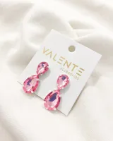 Aros colgantes con dos cristales rosados con engarce plateado, uno superior con forma de gota invertida y otro inferior con forma de gota.