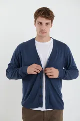 Cardigan de punto con escote en V, cierre frontal con botones y mangas largas. Presenta un diseño clásico con acabado suave al tacto.
