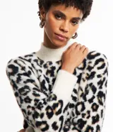 Suéter de punto con cuello alto y mangas largas, con estampado animal print de leopardo en tonos blanco, negro y marrón.