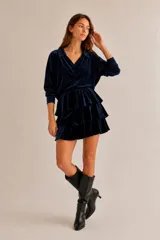 Poncho de terciopelo azul marino con cuello polo, escote en V y mangas largas.