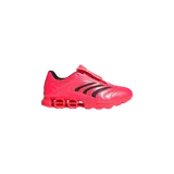 Championes Adidas Predator Megaride en colaboración con el equipo de Fórmula 1 Mercedes-AMG Petronas, color fucsia vibrante con detalles en negro y suela con tecnología Megaride de resortes tubulares.