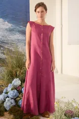 Vestido largo morado de lino con escote bote, sin mangas y abotonadura frontal completa con botones a contratono.