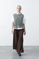 Chaleco tejido de algodón y acrílico, color rojo y blanco con patrón geométrico. Tiene cuello redondo y bordes acanalados en rojo.