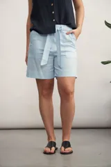 Short negro de tiro alto con lazo de tela para ajustar en la cintura y bolsillos laterales. El largo es por encima de la rodilla.