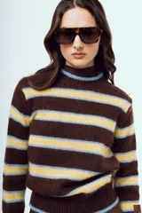 Sweater de punto con diseño de rayas horizontales en tonos marrón, amarillo y celeste, con cuello redondo y silueta relajada.