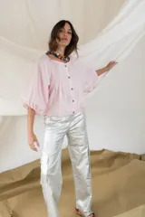 Pantalón cargo colorado de tela brillante con elástico en la cintura y bolsillos con solapa.