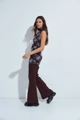 Vestido corto sin mangas con cuello alto, confeccionado en tela de red con estampado animal print en tonos gris y negro.