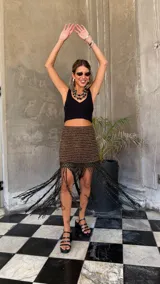 Collar de dos vueltas compuesto por cuentas de piedras semipreciosas en tonos verde oscuro, negro y gris claro, con formas irregulares y algunas cuentas negras en forma de gota.