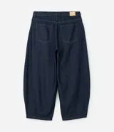 Pantalón de jean raw azul oscuro, corte barrel con piernas anchas y cintura cónica. Presenta costuras contrastantes, cierre tradicional con botón y bolsillos laterales.