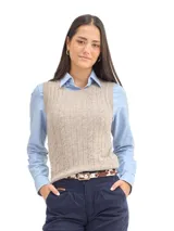 Chaleco de punto en color beige, con diseño de trenzas verticales y cuello redondo.