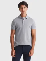 Chomba gris de corte slim, con cuello polo y tapeta de dos botones. Logo de Tommy Hilfiger bordado en el pecho.