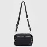Cartera tipo bandolera de diseño acolchado, color celeste, con múltiples compartimentos con cierre y correa ajustable de cinta negra con logo grabado.