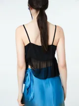 Top azul con breteles finos, escote en V y detalle de volado en el bajo busto.