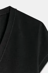 Camiseta de manga corta con escote en pico y corte slim fit.