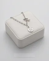 Collar de cadena de eslabones rectangulares de acero italiano, con cierre frontal de barra y argolla, decorado con una perla y un dije circular con la figura de un ángel.