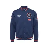 Campera tipo bomber azul marino con cierre frontal de botones a presión. Presenta el logo de Umbro bordado en el pecho derecho, el escudo del Club Nacional de Football en el pecho izquierdo, el año 1899 bordado debajo del escudo y detalles deportivos en las mangas y espalda. Cuenta con puños y cintura elásticos con franjas tricolores.
