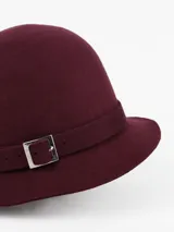Sombrero de paño de lana impermeable con diseño clásico y cinta decorativa con hebilla metálica plateada.