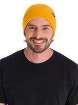 Gorro tipo beanie de tejido de punto acanalado en color amarillo, con puño enrollado y etiqueta de marca en el lateral.