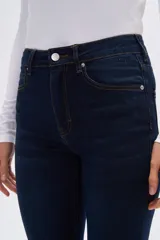 Pantalon jean de corte recto y tiro alto, con diseño clásico de cinco bolsillos y cierre frontal con botón y cremallera.