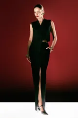 Falda larga entallada de tejido de punto, color negro, con abertura frontal, bolsillos delanteros y traseros, y cierre con cremallera y botón.
