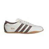Championes Adidas Tokyo de inspiración retro, con capellada blanca de nylon, detalles en marrón y suela de caucho.