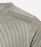 Remera deportiva de corte regular, confeccionada en tejido técnico con tecnología Dry para mayor transpirabilidad. Presenta cuello redondo, mangas cortas y detalles reflectantes y texturizados en los hombros.