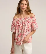 Blusa de viscosa con estampa floral, escote hombro a hombro y mangas cortas.
