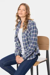 Camisa de viyela a cuadros en tonos pastel, con cuello clásico, cierre frontal de botones y bolsillo en el pecho.