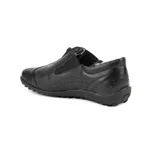 Zapato deportivo de cuero color beige, con perforaciones decorativas, elásticos laterales y cierre frontal con cremallera. Suela de goma texturizada.