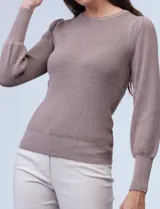 Buzo tejido Philosophy color beige, con cuello redondo y mangas largas abullonadas. Presenta detalles pointelle en la parte delantera y en las mangas.