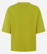 Remera verde de mangas cortas, confeccionada en malla, con cuello redondo y lettering "happy hour" estampado en el pecho.