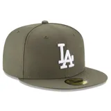 Gorro estilo snapback New Era, color verde oliva, con visera plana y logo de los Los Angeles Dodgers bordado en blanco en el frente.
