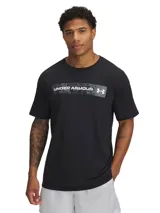 Remera negra de hombre Under Armour, de corte clásico y mangas cortas. Presenta un estampado camuflado con el logo de la marca en el pecho.
