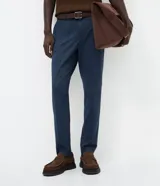 Pantalón de vestir masculino modelo básica, con cintura con trabillas, cierre tradicional con vista oculta y bolsillos laterales.