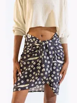 Pareo estampado de diseño floral con predominio de tonos bordó, rosado y marrón.