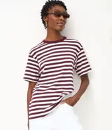 Remera oversized de algodón con rayas horizontales blancas y bordó, cuello redondo y mangas cortas.