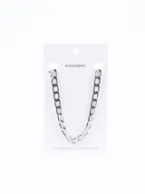 Collar de cadena con eslabones gruesos de metal plateado.
