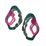 Par de aros colgantes con formas geométricas irregulares en verde, rosa y fucsia.