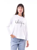 Remera de manga larga color beige, con cuello redondo y estampado frontal que dice "Magic is something you make" en color lila.