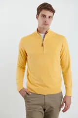 Sweater verde oliva de tejido acrílico con textura similar al cashmere, corte clásico, cuello alto con cierre metálico y tirador de cuerina ecológica.